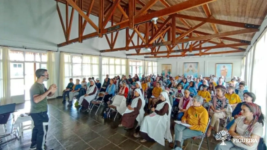 Acupuntura en Movimiento: Prácticas de Artes Corporales Orientales en la Comunidad-Luz Figueira
